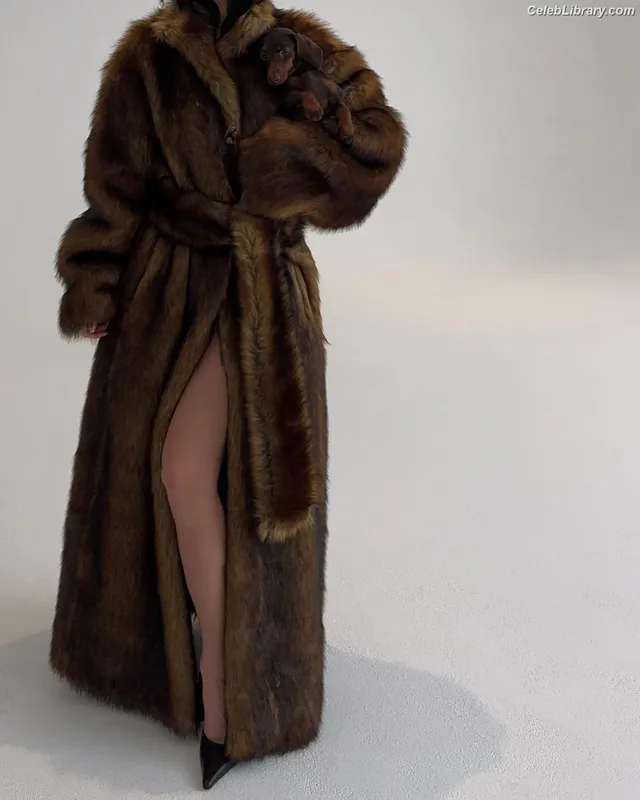 Kylie Jenner photo 1 of 4071