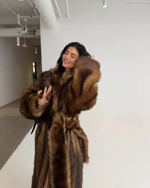 Kylie Jenner photo 2 of 4071