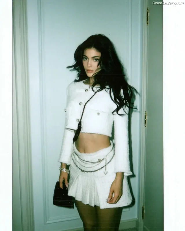 Kylie Jenner photo 9 of 4071