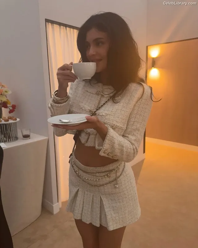 Kylie Jenner photo 12 of 4071