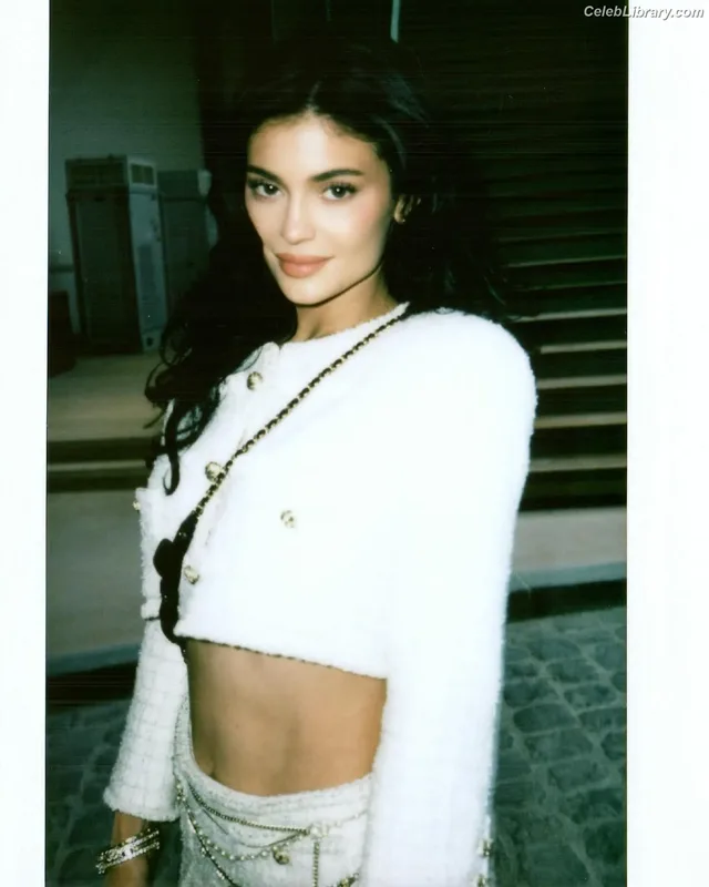Kylie Jenner photo 13 of 4071