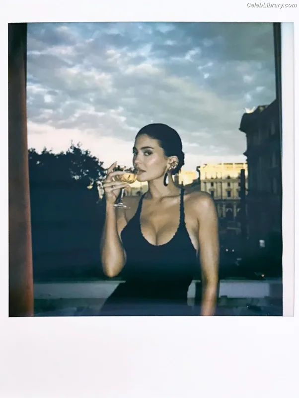 Kylie Jenner photo 5 of 4071