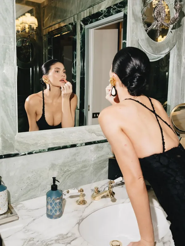 Kylie Jenner photo 8 of 4071