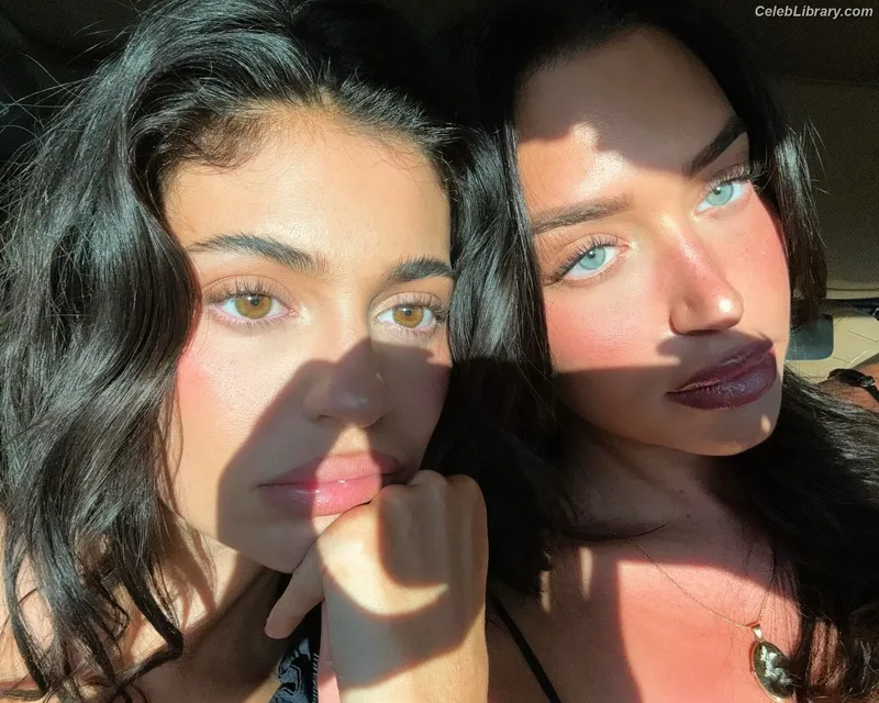 Kylie Jenner photo 22 of 4071