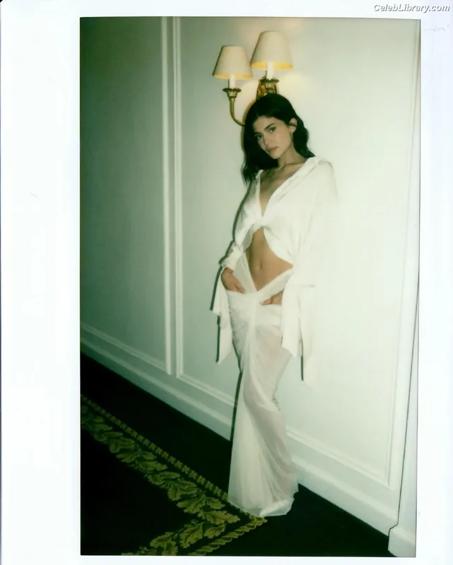 Kylie Jenner photo 4 of 4071