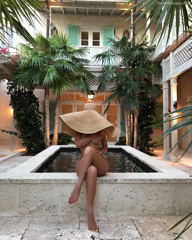 Kylie Jenner photo 14 of 4071