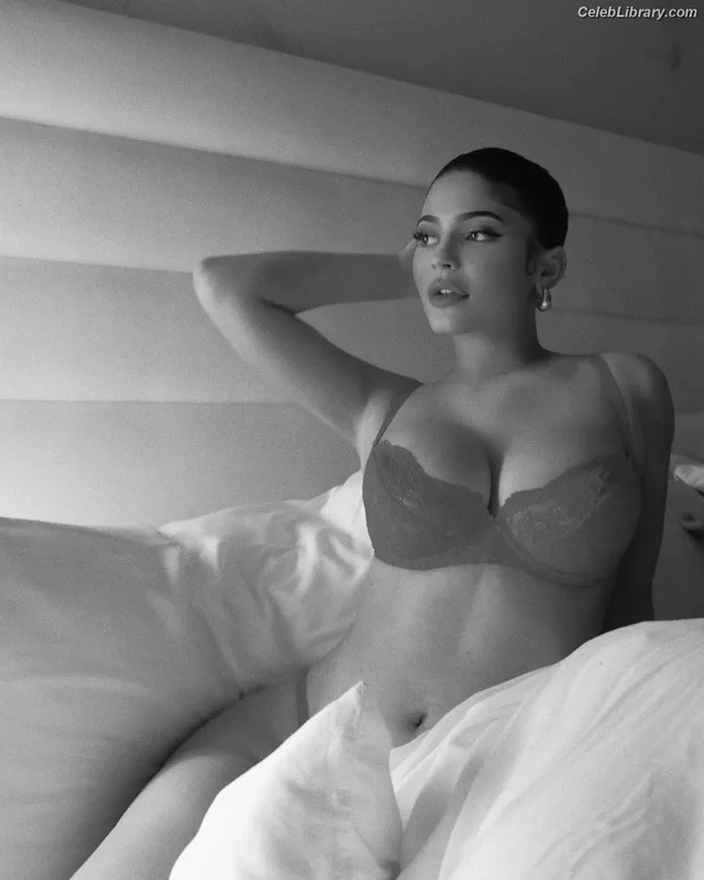 Kylie Jenner photo 21 of 4071