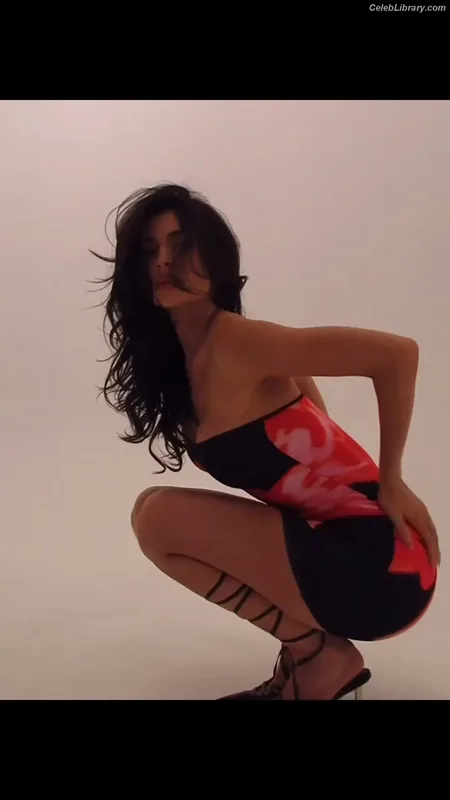 Kylie Jenner photo 2 of 4071