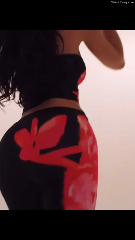 Kylie Jenner photo 7 of 4071