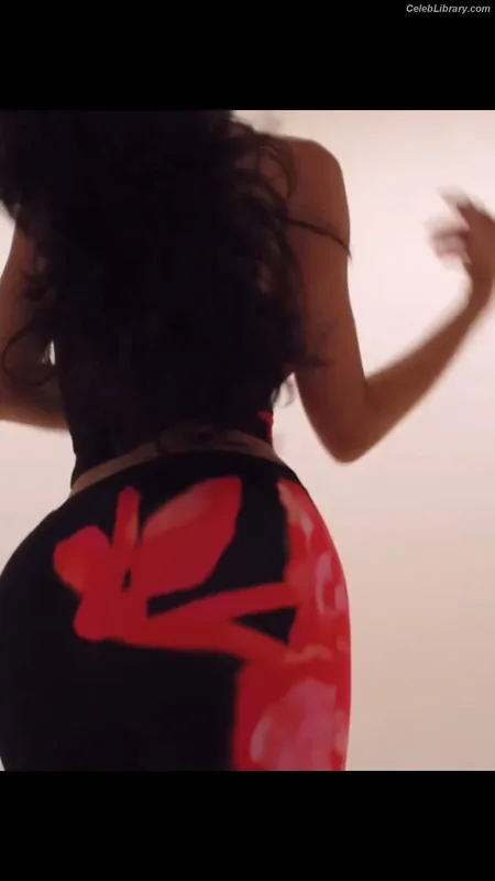 Kylie Jenner photo 8 of 4071