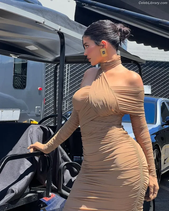Kylie Jenner photo 14 of 4071