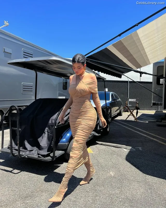 Kylie Jenner photo 15 of 4071