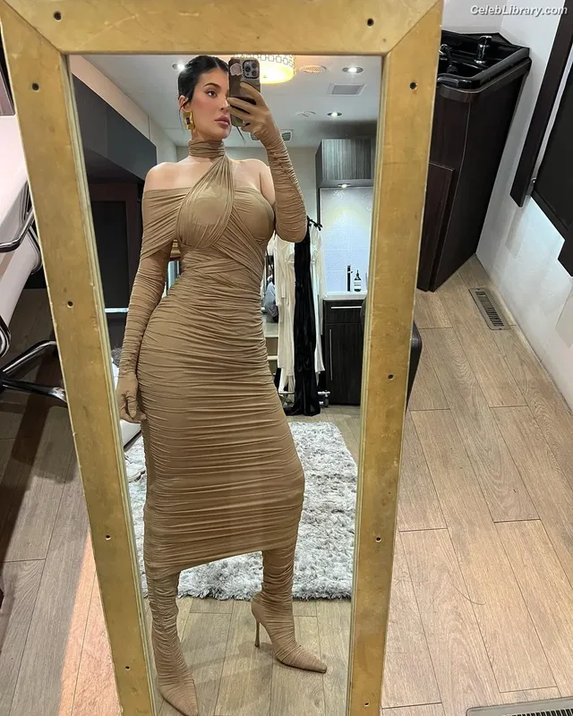 Kylie Jenner photo 16 of 4071
