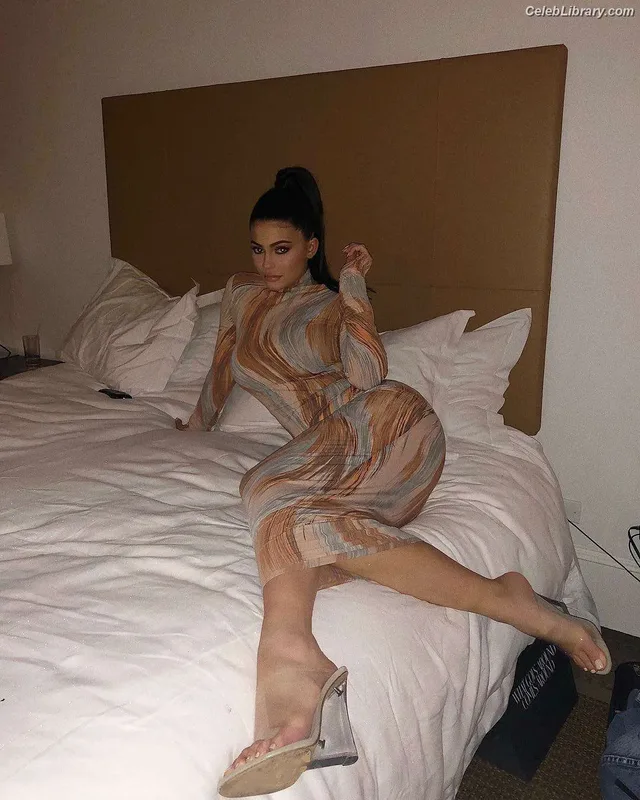 Kylie Jenner photo 4 of 4071