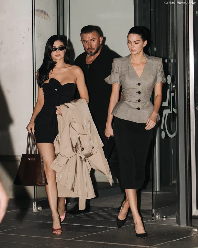 Kylie Jenner photo 10 of 4071