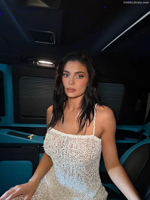 Kylie Jenner photo 3 of 4071
