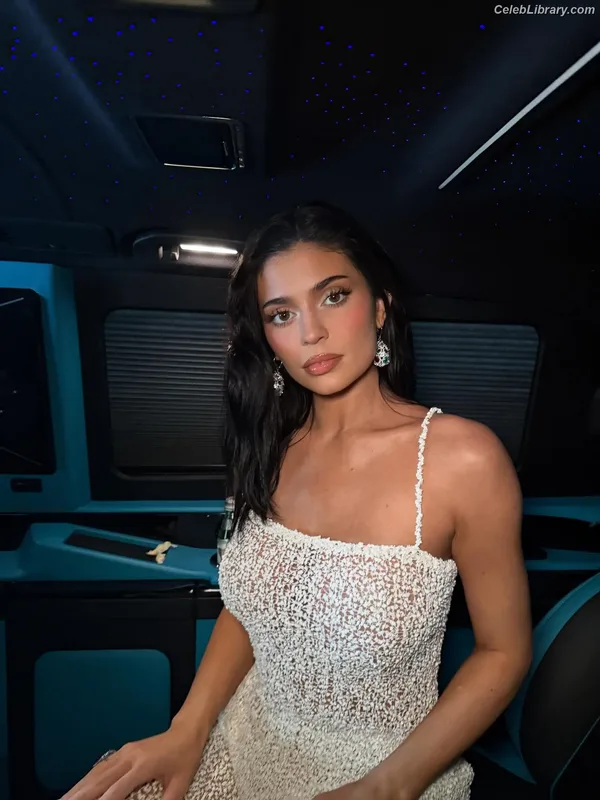 Kylie Jenner photo 4 of 4071