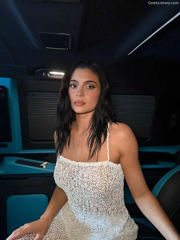 Kylie Jenner photo 5 of 4071