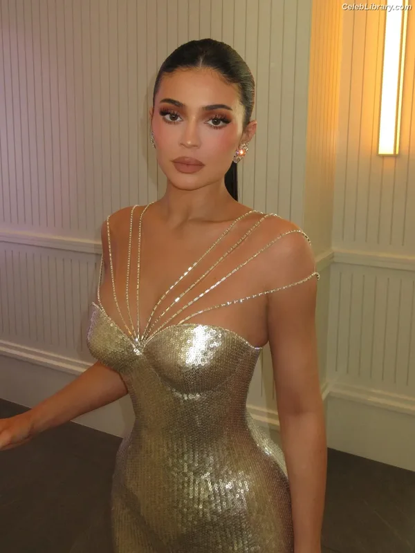 Kylie Jenner photo 11 of 4071