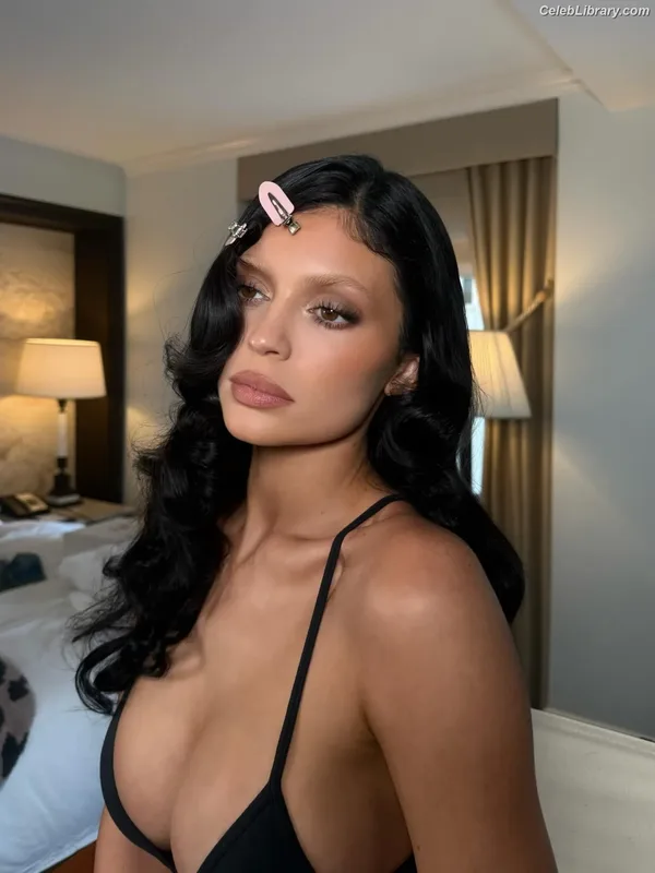 Kylie Jenner photo 13 of 4071