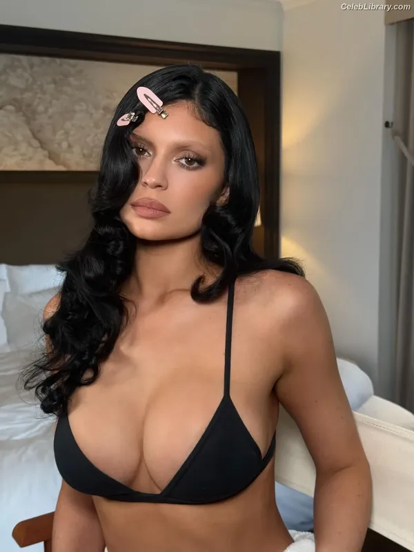 Kylie Jenner photo 14 of 4071