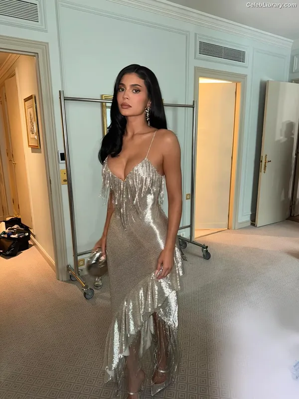 Kylie Jenner photo 17 of 4071