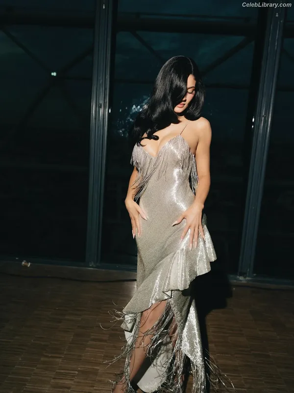 Kylie Jenner photo 18 of 4071