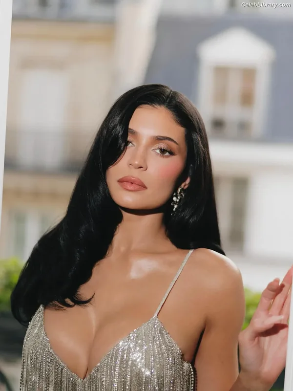 Kylie Jenner photo 20 of 4071