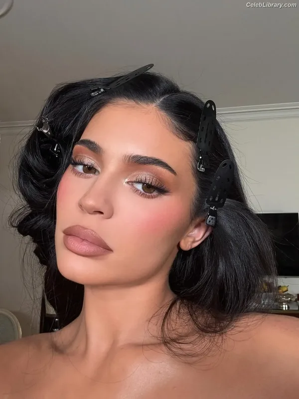 Kylie Jenner photo 21 of 4071