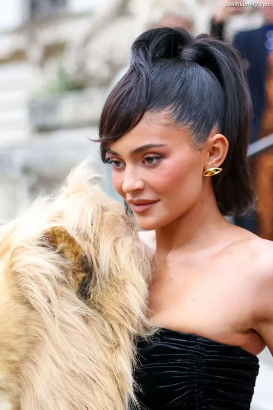 Kylie Jenner photo 11 of 4071