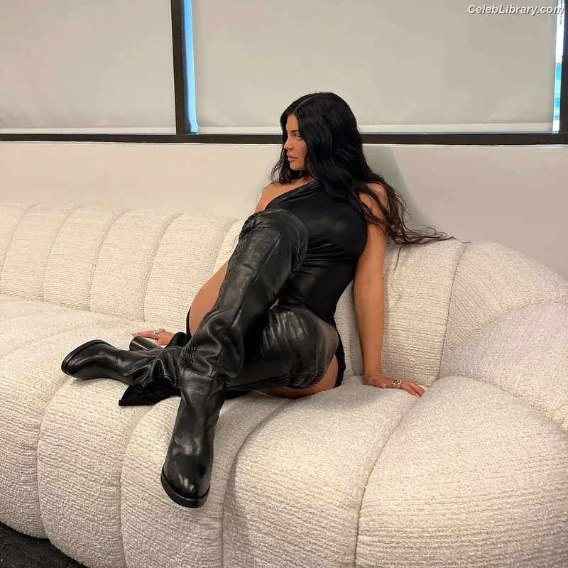 Kylie Jenner photo 12 of 4071