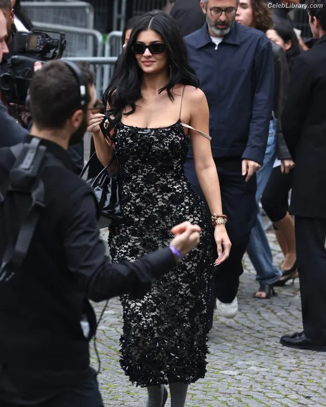 Kylie Jenner photo 13 of 4071