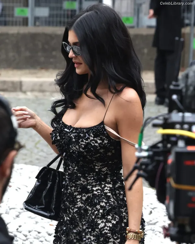 Kylie Jenner photo 14 of 4071