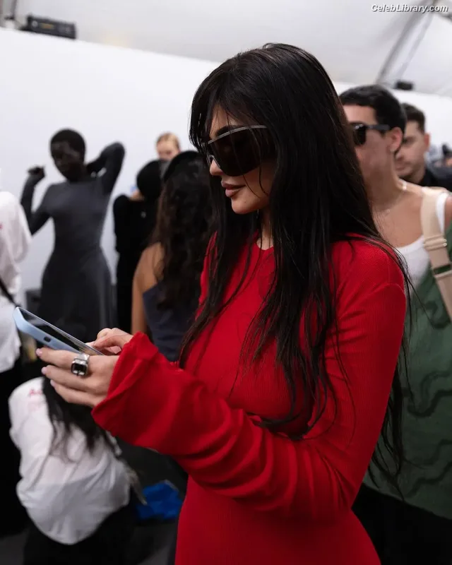 Kylie Jenner photo 5 of 4071