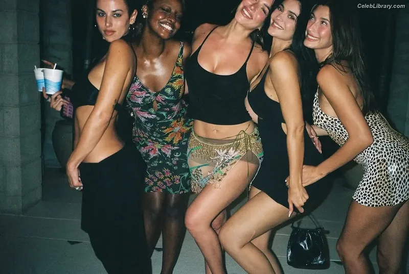 Kylie Jenner photo 10 of 4071