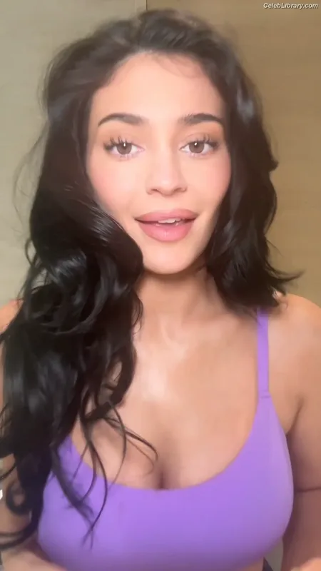 Kylie Jenner photo 10 of 4071