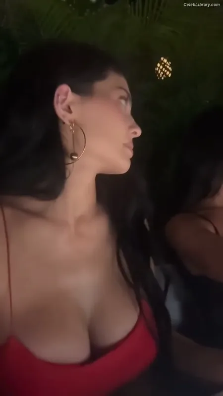 Kylie Jenner photo 11 of 4071