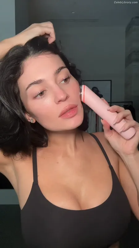 Kylie Jenner photo 12 of 4071