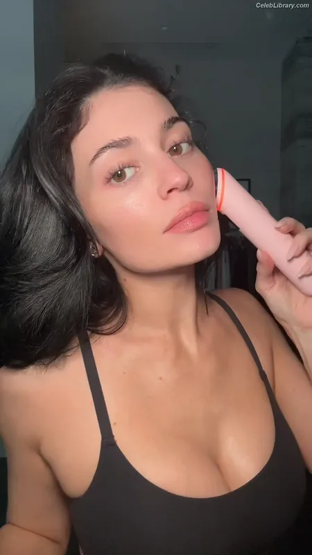Kylie Jenner photo 13 of 4071