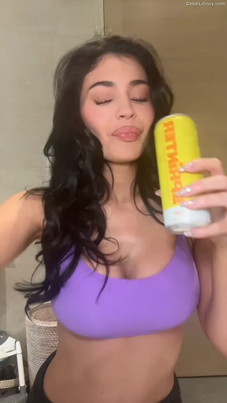 Kylie Jenner photo 14 of 4071
