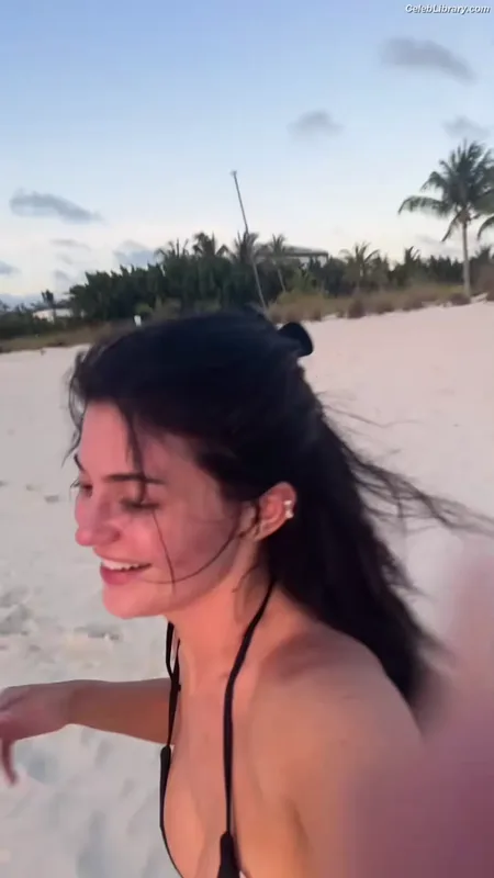 Kylie Jenner photo 1 of 4071