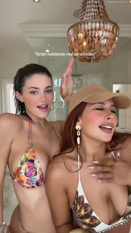 Kylie Jenner photo 12 of 4071