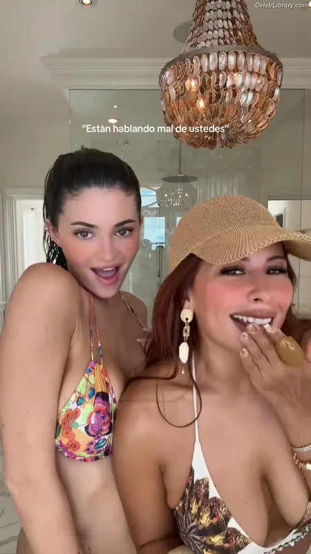 Kylie Jenner photo 16 of 4071
