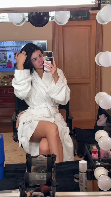 Kylie Jenner photo 24 of 4071