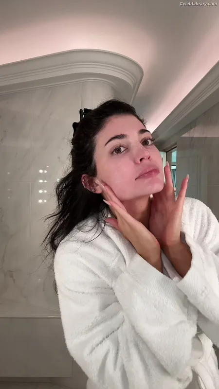 Kylie Jenner photo 1 of 4071