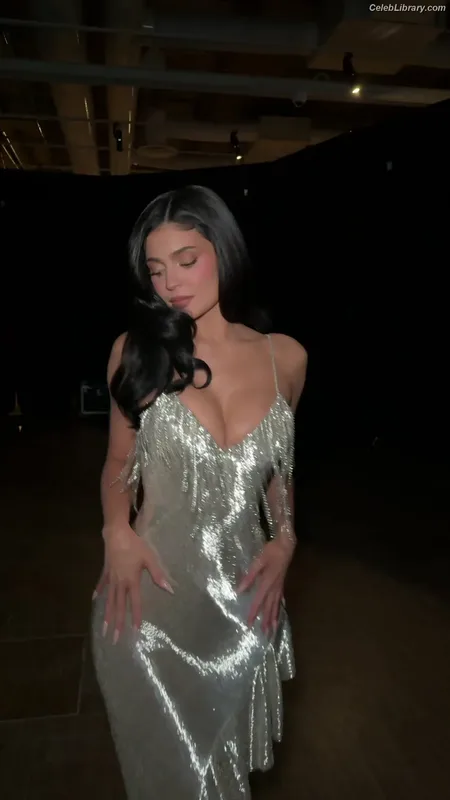 Kylie Jenner photo 6 of 4071