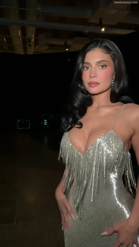 Kylie Jenner photo 7 of 4071