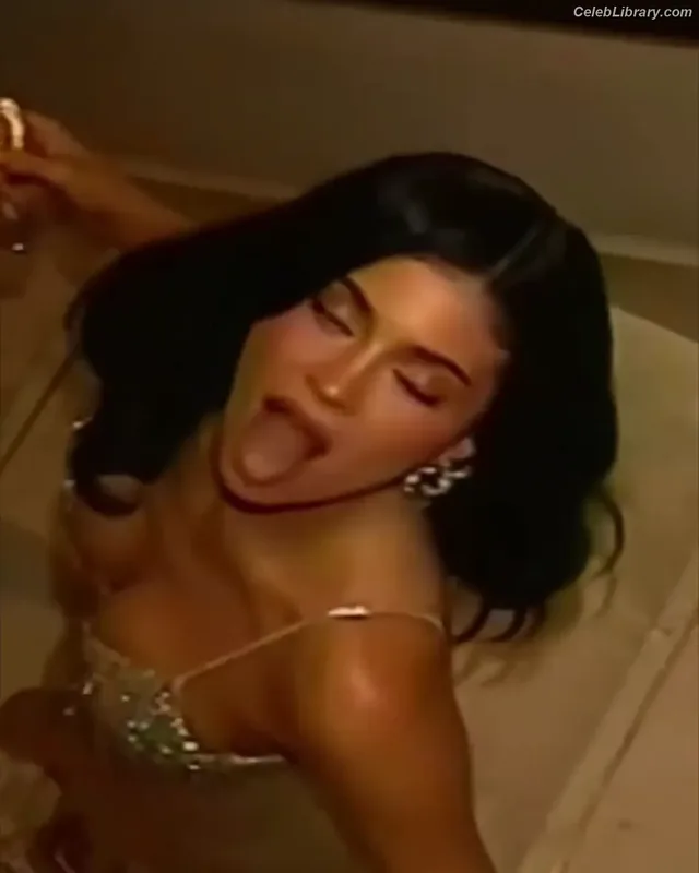Kylie Jenner photo 15 of 4071