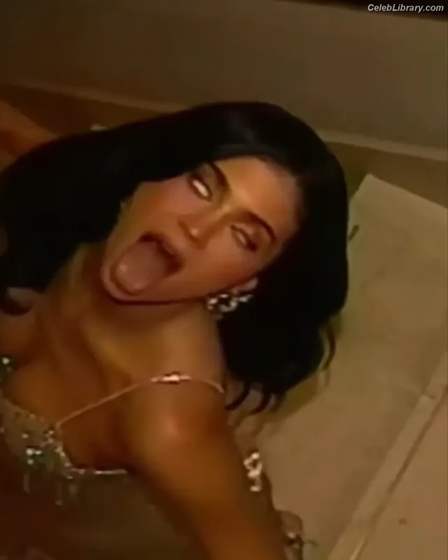 Kylie Jenner photo 16 of 4071
