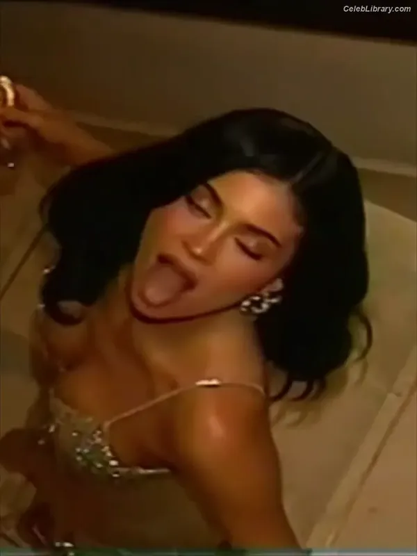 Kylie Jenner photo 21 of 4071